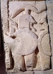 Oude stele met een reliëf van een krijger